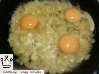 次に玉ねぎに卵、塩を注ぎ、弱火で数分間炒める。油が均等に広がり、卵白がよく揚げるように、時折鍋をわず...