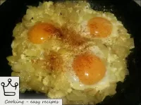 揚げた卵を赤唐辛子またはパプリカのピンチで玉ねぎで味付けし、熱から取り除く。スクランブルエッグと玉ね...