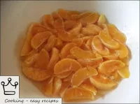 Portakalları şurupla dökün, dilimler temizlenene k...