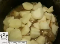 Coloque las patatas picadas peladas en el hierro f...