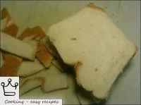 自家製カツレツの作り方：パンの破片から地殻を切る。...