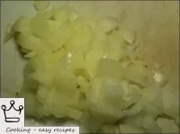 將洋蔥清潔並切成薄片。...