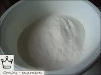 如何用中文制作煎饼：将面粉筛入碗中。...
