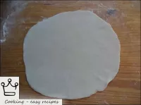用手掌将球凸起，用岩石滚动一个直径高达15厘米的薄煎饼。...
