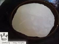 加熱鍋。煎餅輪流放在一個溫暖幹燥的煎鍋上，用最小的熱量烘烤，直到它們的下表面出現小的棕色斑點（約2分...