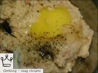 Adicione ovo, sal, pimenta e misture bem. ...
