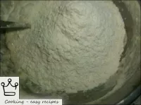 攪拌並逐漸加入面粉，使面團變薄。...