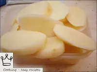 如何用酸奶油和土豆做饭：将土豆清洗，洗净并切成1厘米厚的杯子。...