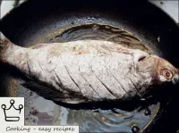 在锅中加热2汤匙植物油。鱼从两侧炒成红润。首先，一侧中火需要5-7分钟。...