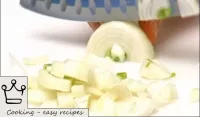 Soğanları küçük küpler halinde kesin. ... Soğanları küçük küpler halinde kesin. ...
