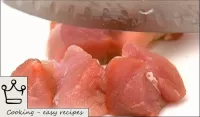 Eti yaklaşık 2, 5-3 cm ölçülerinde parçalara ayırı... Eti yaklaşık 2, 5-3 cm ölçülerinde parçalara ayırı...