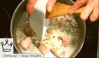 Soğanları ekleyin. Eti ara sıra karıştırarak 4-5 d... Soğanları ekleyin. Eti ara sıra karıştırarak 4-5 d...