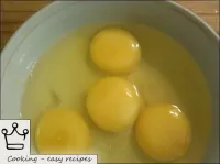スチームオムレツの作り方：生の卵はボウルに砕かれます。...