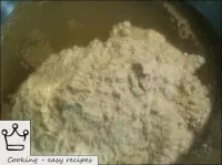 小麦粉の一部（150 g）を注ぎ、しこりなしで打者をこねる。オパラをタオルで覆い、発酵のために2〜2...