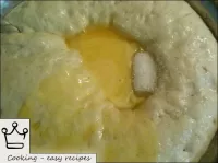 오파라의 부피가 감소하기 시작하면 남은 밀가루, 설탕, 소금, 계란, 녹은 마가린을 첨가하...