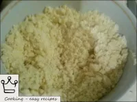 この間、パン粉を作る。これを行うには、小麦粉と砂糖とマーガリンを混ぜる。...