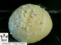 オーブンをオンにします。各パンの表面にマーガリンを塗り、パン粉を振りかける。220-240°Cの温度...