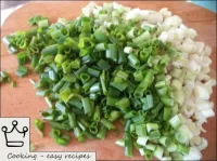 如何用洋蔥和雞蛋制成肉末：綠色的洋蔥被清洗，沖洗，煮熟，切碎。...