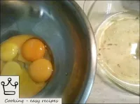 如何烹饪干饼干：采取干燥和彻底脱脂碗。将蛋白质与蛋黄分开，将蛋白质放入脱脂碗中，放在冰箱中。...