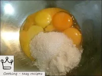 將一半的糖放在蛋白質上。用剩下的一半糖將蛋黃擦掉。可以添加磨碎的檸檬皮或橙色或磨碎的堅果。...