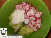 Riempire l'insalata con lucidalabbra e sale. ...