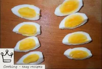 Тем временем яйца уже сварились. Залить их на неск...