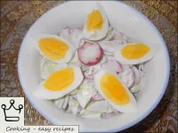 Decorar a salada de rabanada com pepinos de ovos d...
