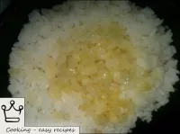 將米飯轉移到蜂窩或保齡球中，加入脂肪或帶有脂肪的褐色洋蔥。如有必要，請休息一下。攪拌。...