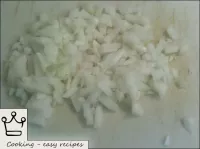 如何用醬油和大蒜制備茄子：清理洋蔥，小點點。...
