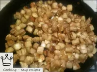 植物油で鍋を熱し、オーベルジンをレイアウトします。柔らかく黄金色（7-9分）になるまで、常にかき混ぜ...