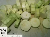 Cortar el calabacín en tazas de 1-1, 5 cm de espes...