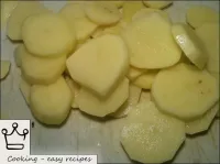 Картофель нарезать кружочками толщиной 0, 5-0, 7 с...