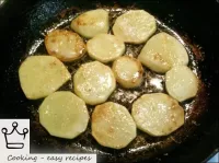 从两侧分别烤至金色。首先烤土豆。为此，加热1-2条。一汤匙植物油，布置马铃薯杯，用中火烤3-5分钟。...