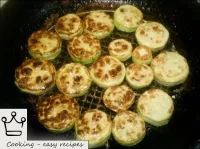 Then fry the courgettes. Also heat the oil. Lay ou...