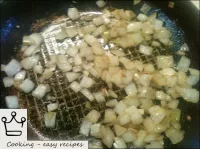 加熱1條。一勺植物油，放下洋蔥，油炸，用中火攪拌至透明（5-7分鐘）。...