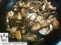 加熱黃油。將蘑菇布置並烤至準備就緒-5-7分鐘，用中火攪拌。鹽分（1個小節）。...
