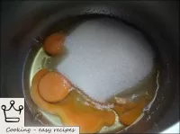베리 파이를 만드는 방법: 계란을 그릇에 넣고 설탕과 소금을 넣으십시오. ...