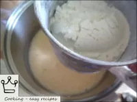 かき混ぜる。小麦粉をふるい、でんぷんと混ぜる。その後、小さな部分で、デンプンと小麦粉を導入（小麦粉だ...