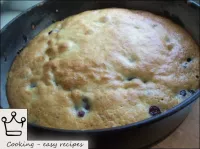 焼き色がつくまで200°Cの温度でベリーとケーキを焼く。（パイの表面があまりにも速く、まだ内部で焼か...