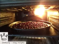 將餡餅放在烤箱的中間架子上，烤箱在熱烤箱（210-240°）中打開櫻桃餡餅30分鐘。...