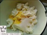 如何用凝乳制成奶酪：凝乳擦過篩子。磨碎的凝乳與雞蛋，糖，鹽，香草林配對。攪拌均勻。...