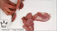 Tagliare il maiale con un pezzo di spessore di cir...