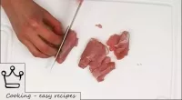 Tagliamo la carne con strisce (barre) di 3-4 cm Sa...