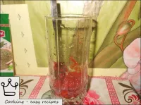 Como fazer suco de tomate com sal: Coloque no copo...