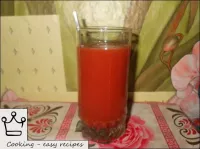 Luego diluye la pasta de tomate en un vaso de agua...