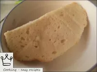 蒸しミートカツの作り方：パンから地殻を切り、牛乳に浸します。絞ってください。...