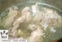 將肉放入另一個鍋中，倒入熱滴湯中，撒鹽並用小火煮雞肉湯一小時。...