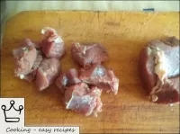 카잔에서 우즈벡 케밥을 요리하는 방법: 고기 (쇠고기 또는 양고기) 는 작은 조각 (약 2...