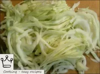 ニンニクで新鮮なキャベツサラダを作る方法：キャベツの頭を皮をむき、洗い、芯を切り出して細かく挽く。...
