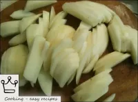 魚でジャガイモを焼く方法：皮をむき、生のジャガイモを洗い、スライスにカット。...